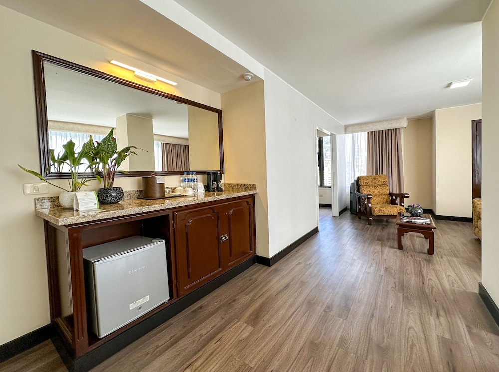 Room, 1 King Bed, Non Smoking (Suite) - Photo 2
