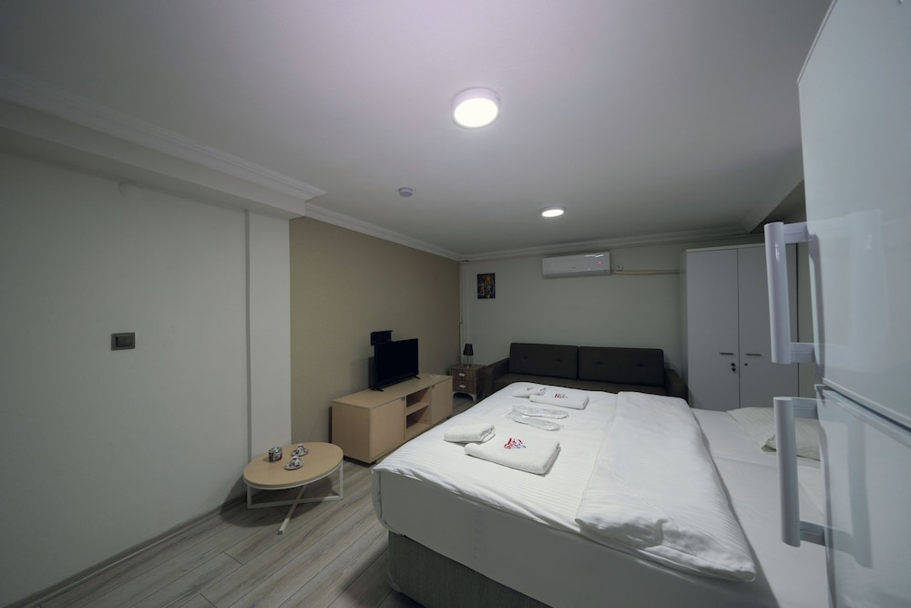 Economy Double or Twin Room (Semi-Basement) photo 2