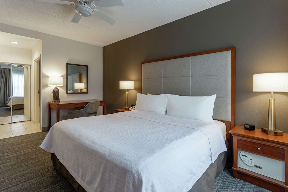 Executive One Bedroom Suite, 1 King Bed - Photo 2