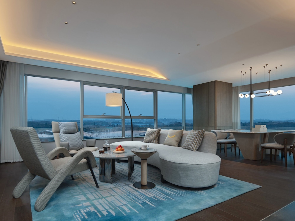 Suite, 1 Bedroom (Meeting Area) photo 1