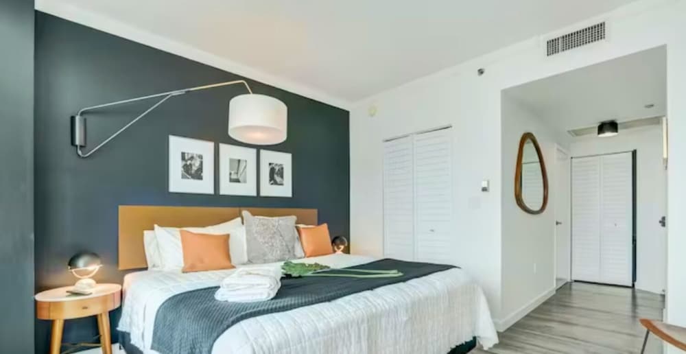Deluxe Double Room, 1 King Bed,Balcony, Ocean View1004.01