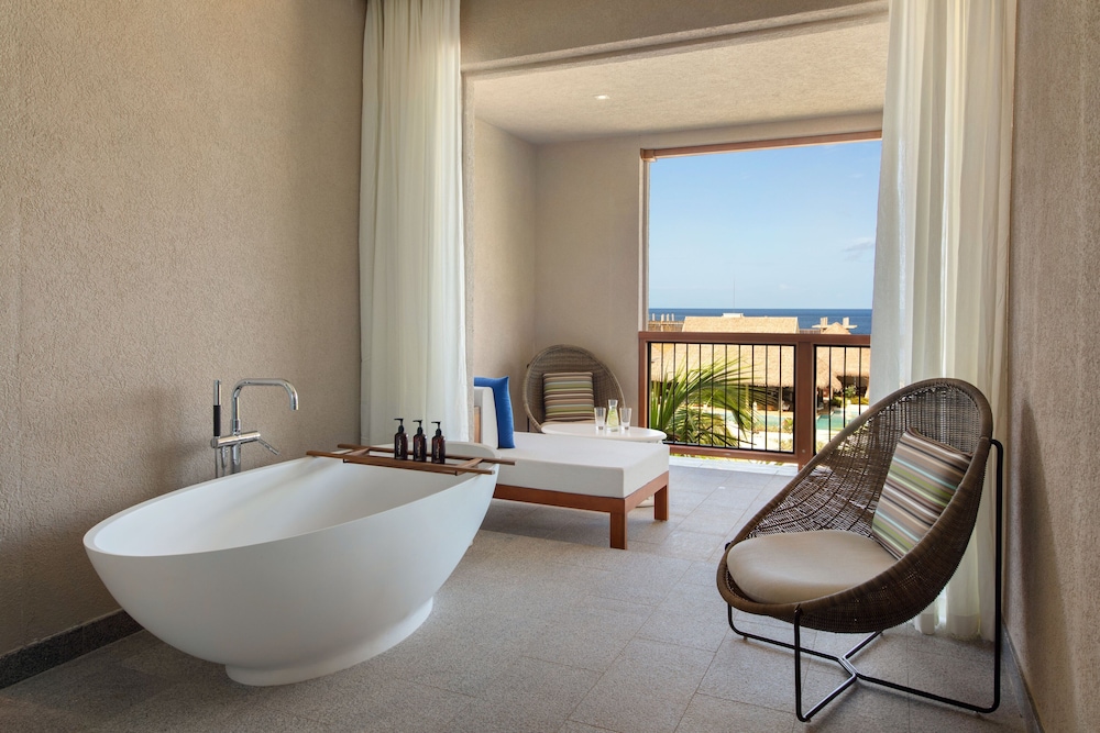 Suite, 1 King Bed (Kweyol)