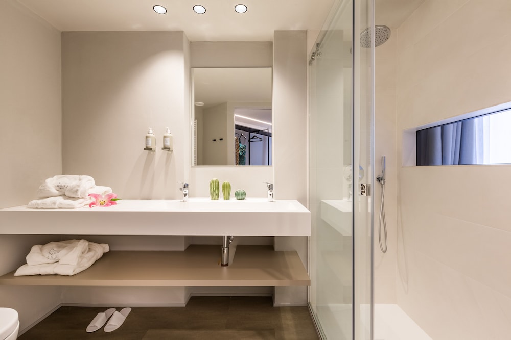 Deluxe Room, Balcony - Photo 9