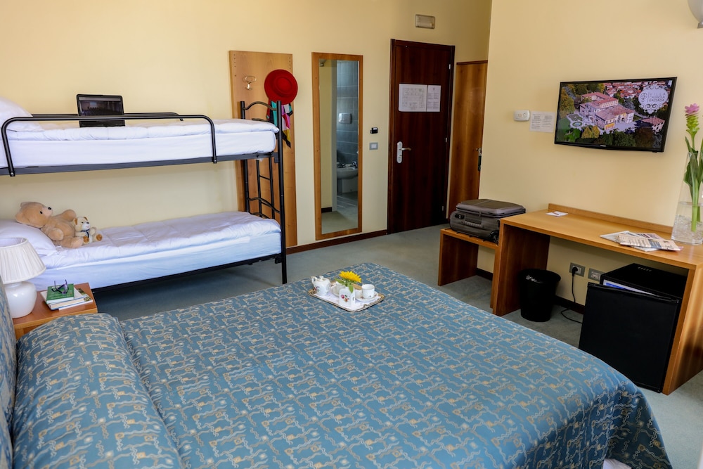 Family Quadruple Room, Multiple Beds photo 1