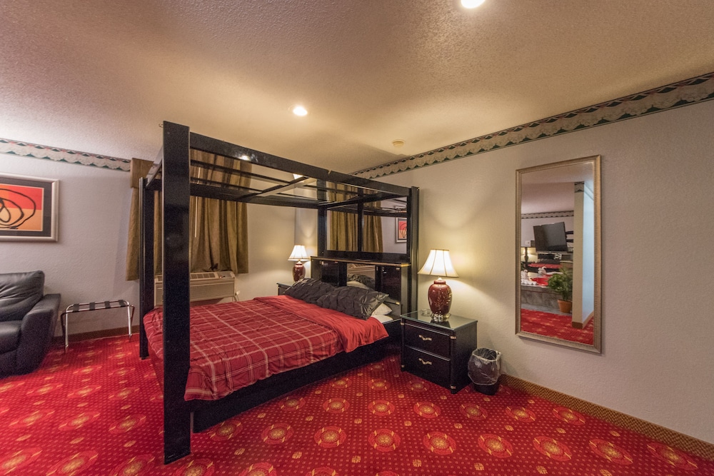 Romantic Suite, 1 King Bed, Smoking photo 1