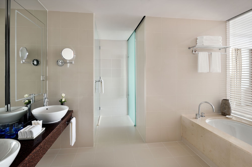 Suite, 1 Bedroom (Waterfront View)