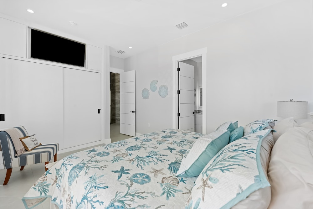Luxury Seaside Escape ~ Heated Pool w Jacuzzi ~ Elevator ~ Dock ~ Scenic Views, Billede 16