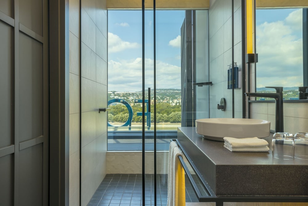 Superior Room, 1 Double Bed, River View (Balcony) thumbnail 5