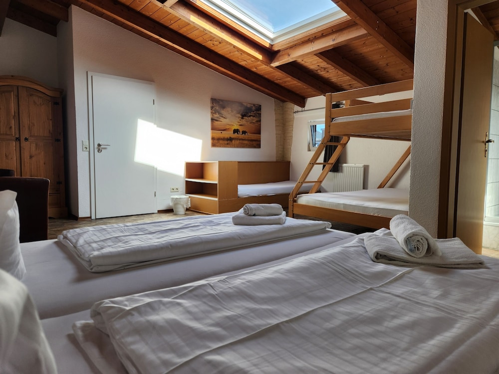 Room x 5 pax photo 1