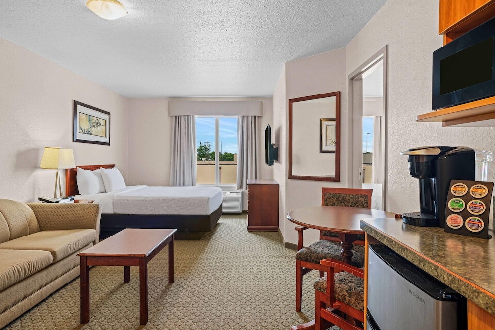 2 Queen Bed 1 Sofa bed Bedroom Efficiency photo 1
