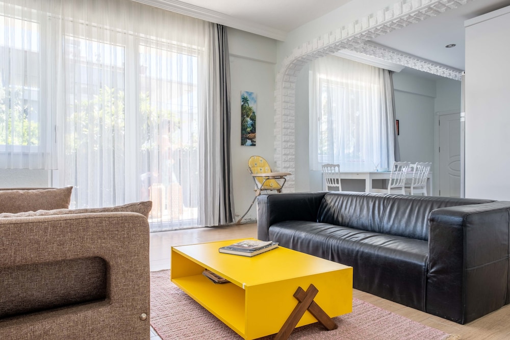 Luna - 2 Bed with Private Garden by the Pool