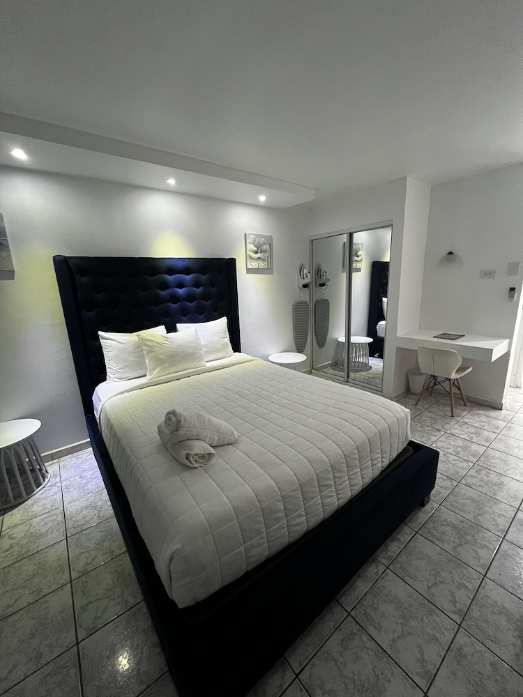 Basic Single Room, 1 Queen Bed photo 2