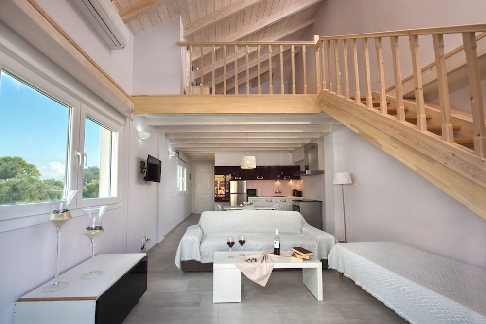 Deluxe Suite, 2 Bedrooms, Pool View