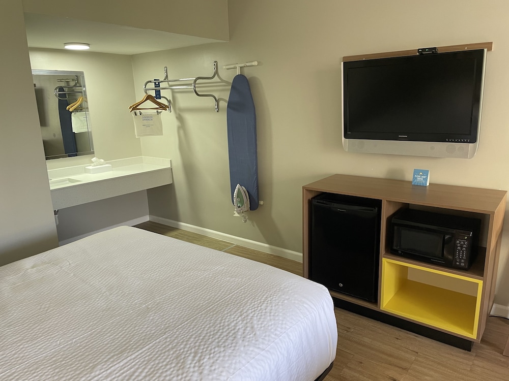 Standard Room, 1 King Bed photo 2