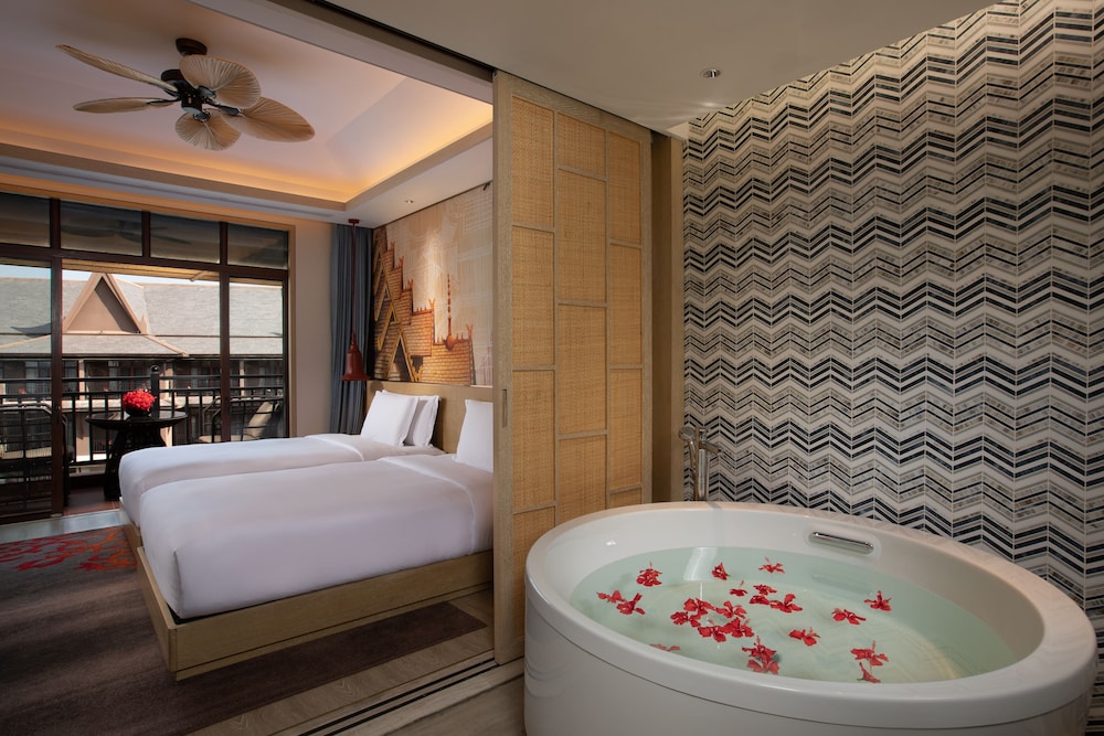 Executive Suite, 1 Bedroom, Accessible, Pool View photo 3