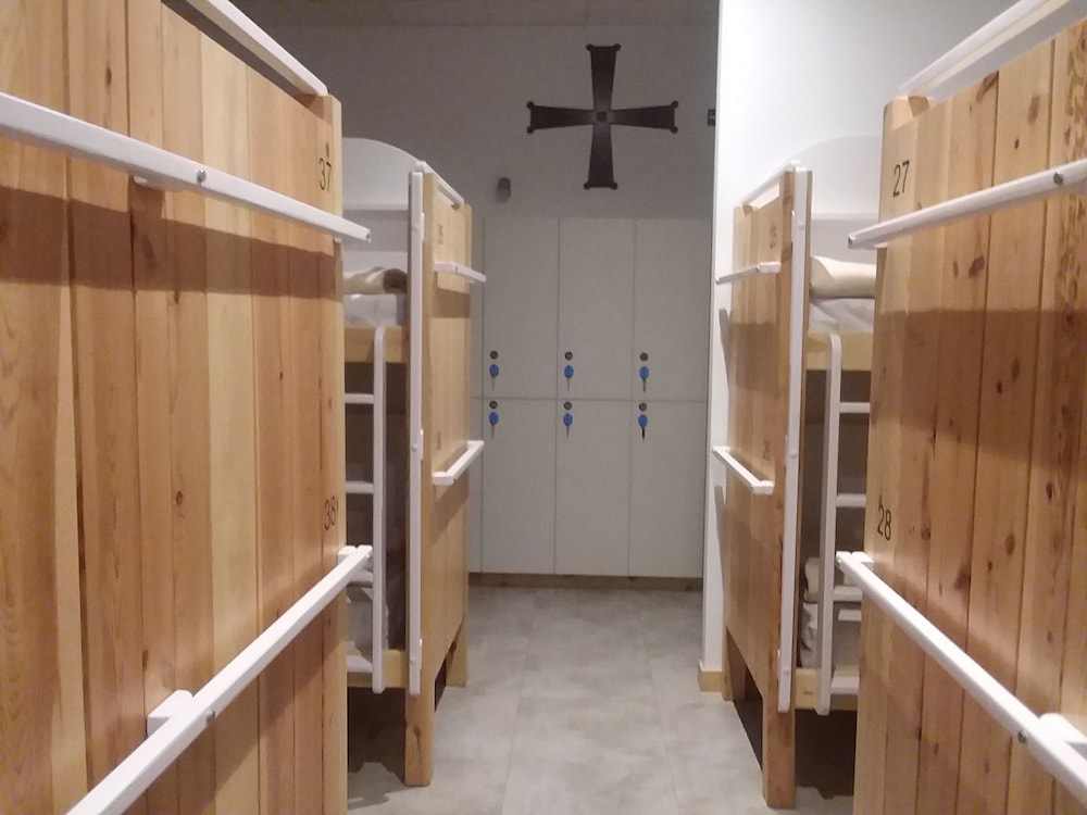 Dormitorio compartido, Dormitorio mixto, Baño compartido (1 cama en un dormitorio de 16 camas)