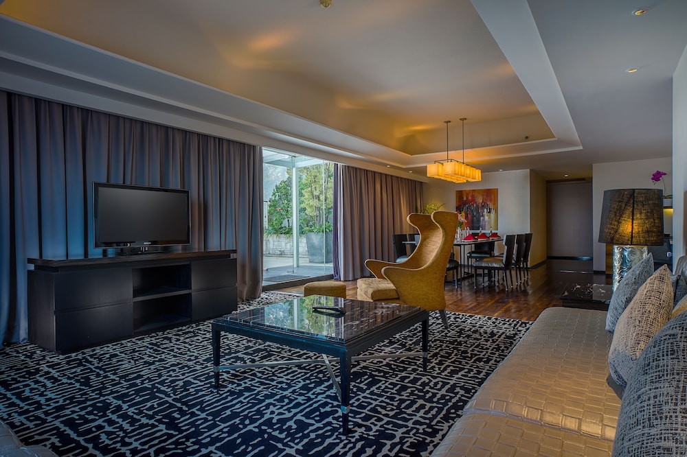 CEO Suite - Photo 7