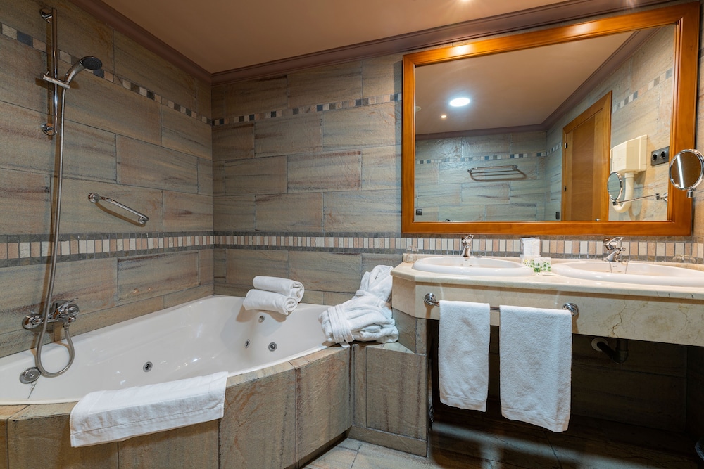 Suite (Jacuzzi) photo 3
