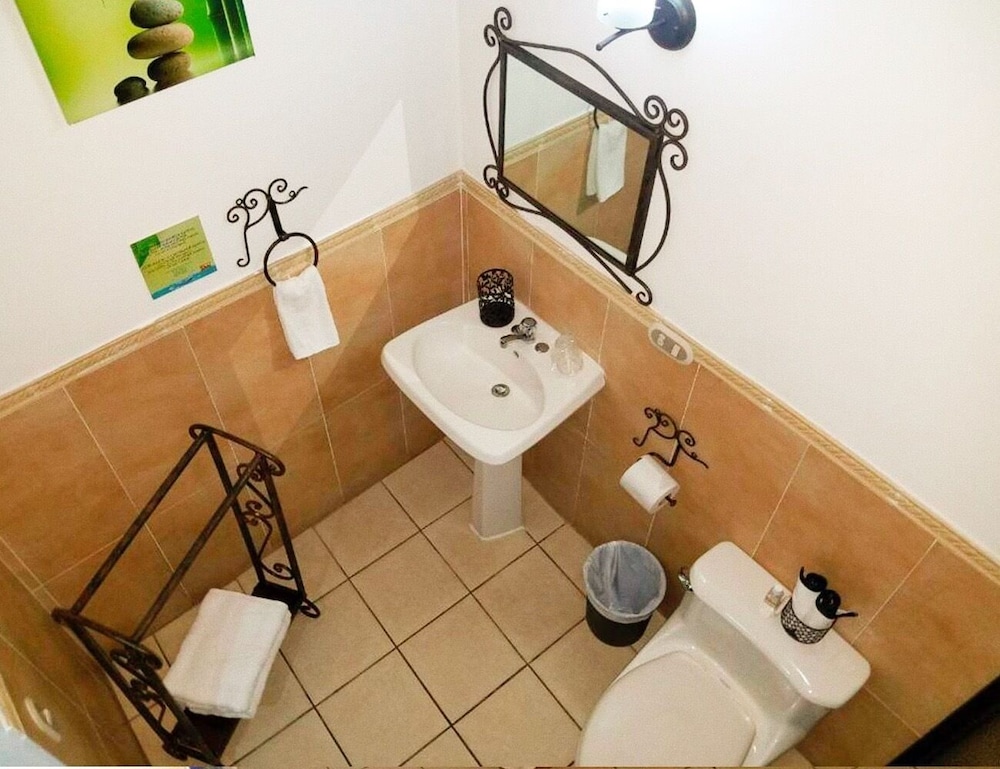Roble, Hot Water photo 3