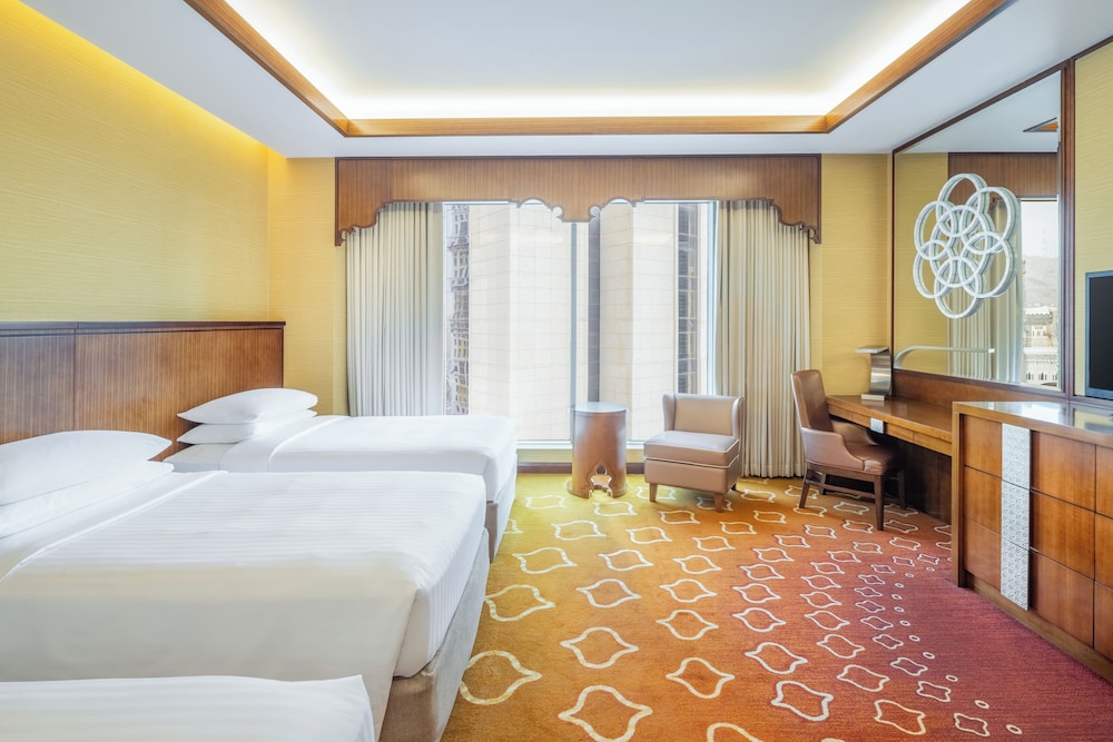 Deluxe Room, 3 Twin Beds, Smoking, City View photo 3