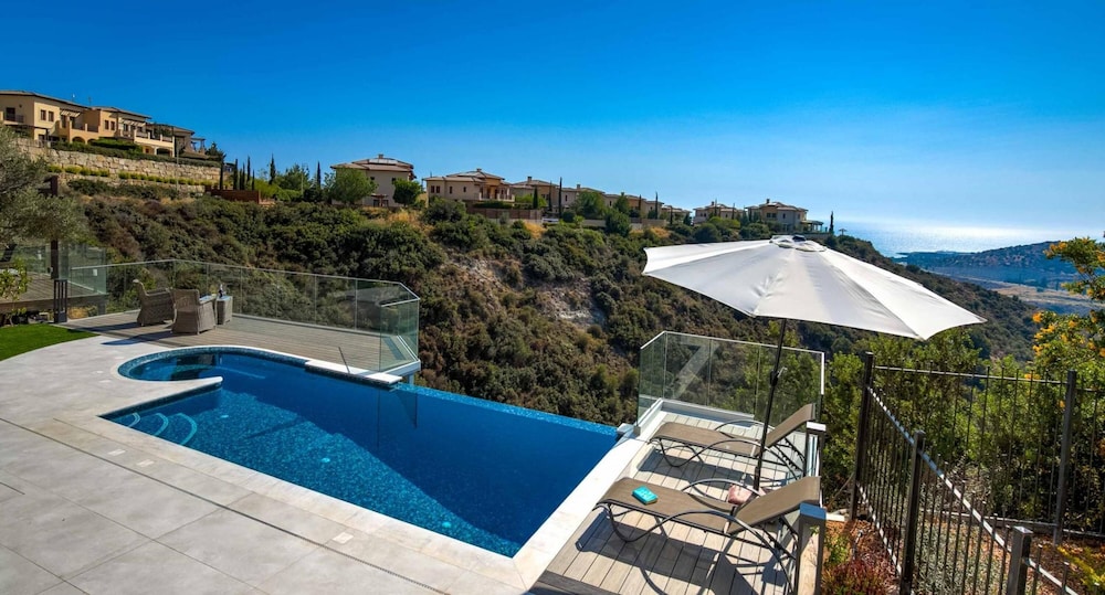 Villa photo 2
