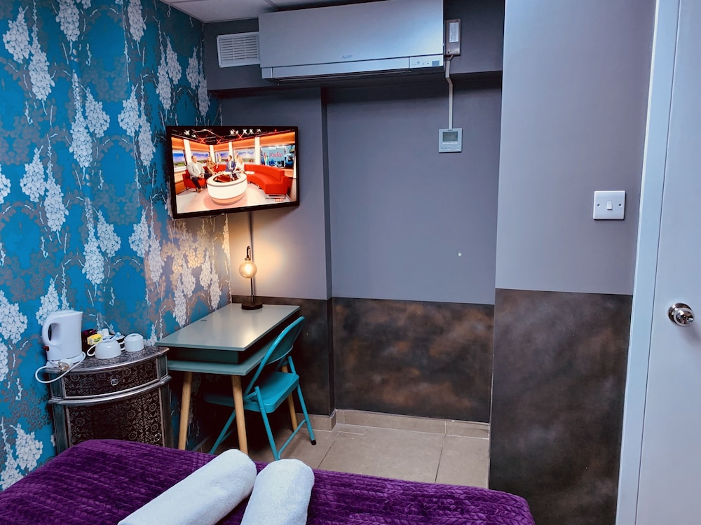 Superior Double Room, Ensuite (No Window-Airconditioning) thumbnail 5