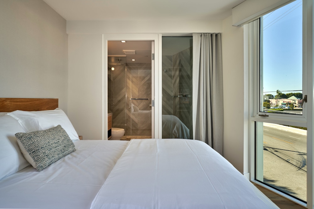 Premier Suite (Full Bed)