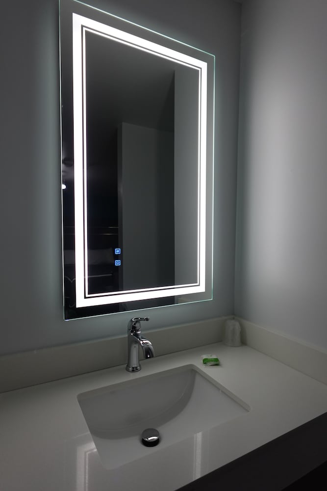 Classic Single Room, 1 King Bed, Non Smoking, Ground Floor photo 2