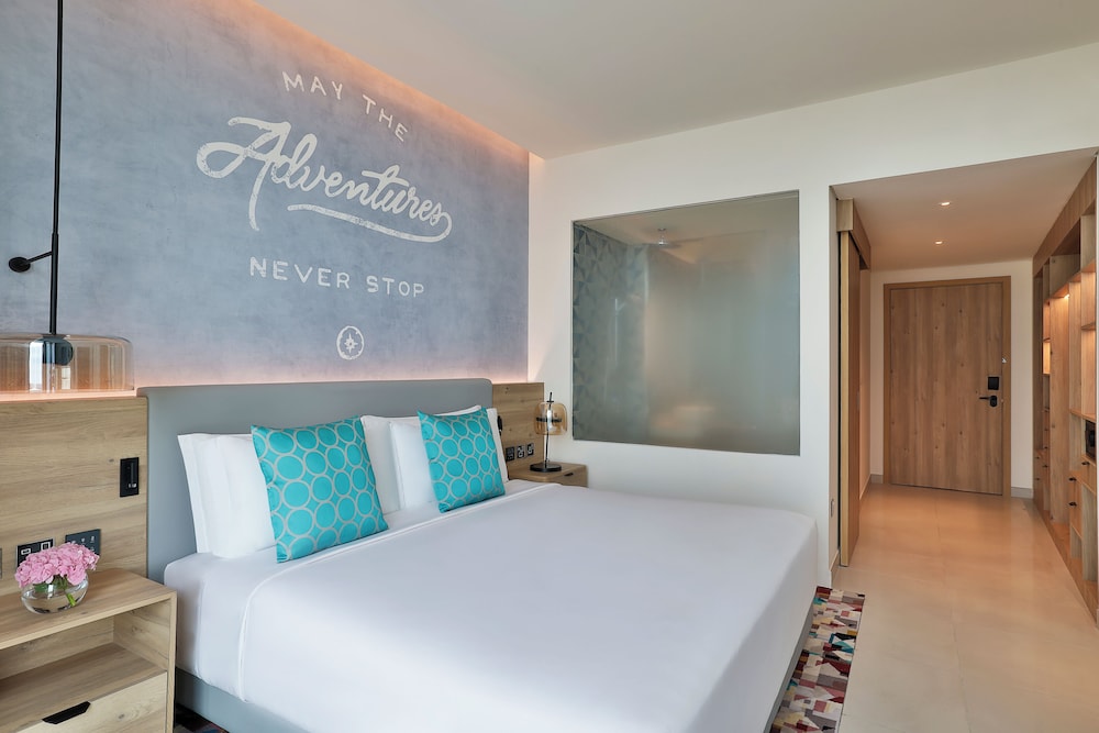 Premium Sea View Room with Balcony, Beach & Rooftop Pool Access, Shuttle to Mall Of Emirates photo 3
