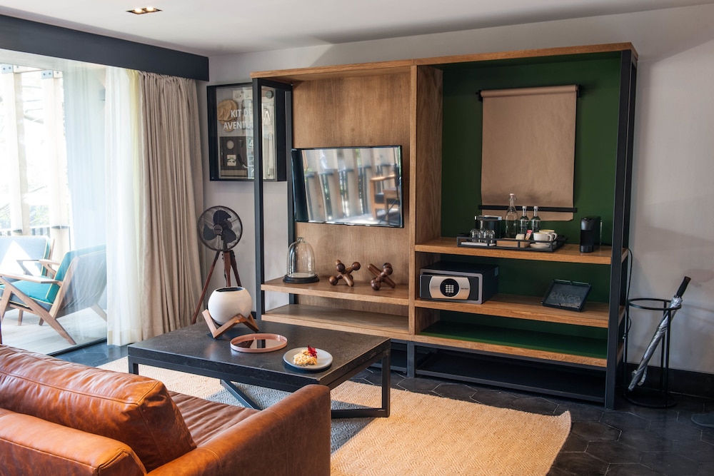 Superior Suite, 1 King Bed, Private Bathroom, Tower photo 2