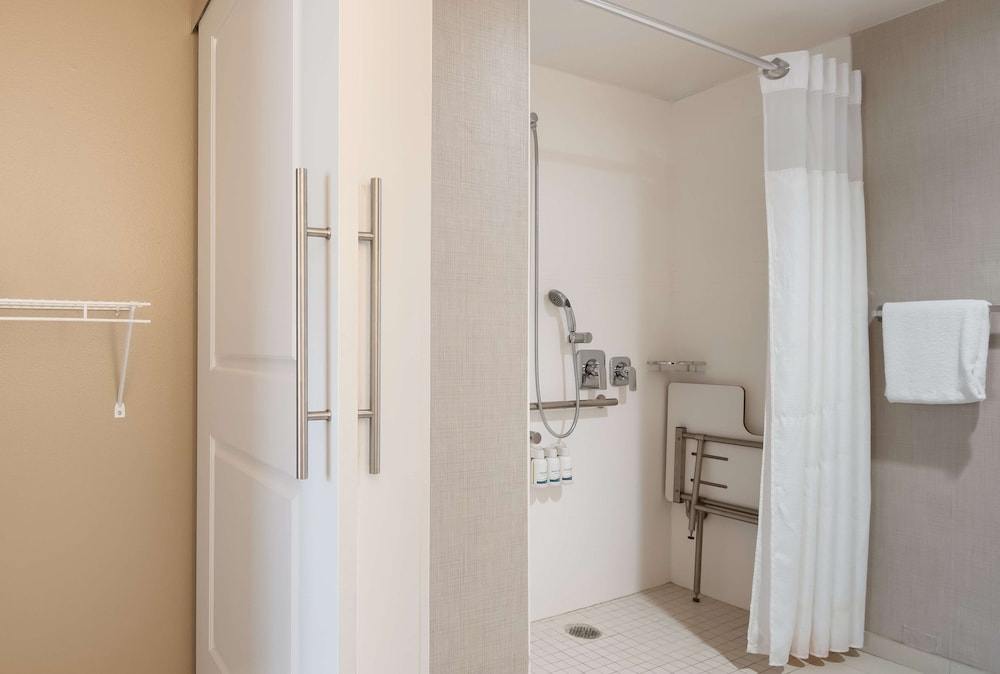 Room, 1 Queen Bed with Sofa bed, Accessible (Mobility/Hearing Roll in Shower) photo 3