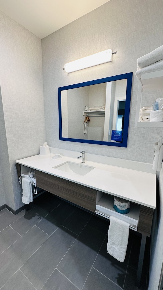 Room, 1 King Bed, Accessible, Bathtub - Photo 3