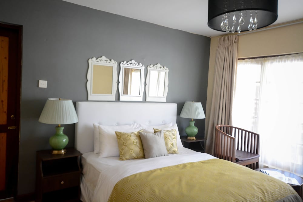 Standard Room, 1 Queen Bed photo 2