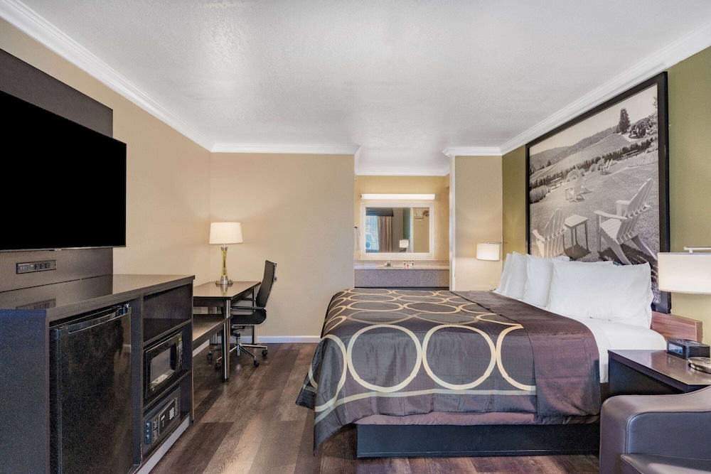 Superior Room, 1 King Bed, Smoking photo 3