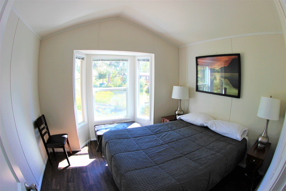Deluxe Cabin, 1 Queen Bed with Sofa bed, Kitchen, River View (1)