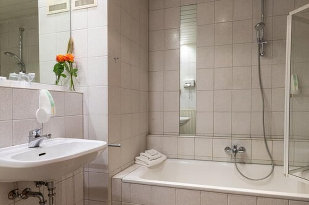 Deluxe Double Room - Photo 9