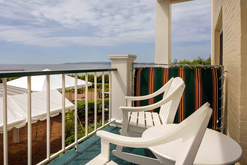 Deluxe Room, 1 King Bed, Balcony, Lake View photo 3