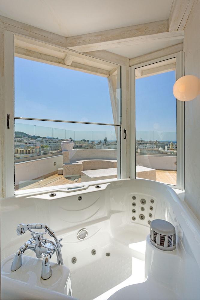 Deluxe Suite, 1 King Bed, Sea View, Executive Level photo 3