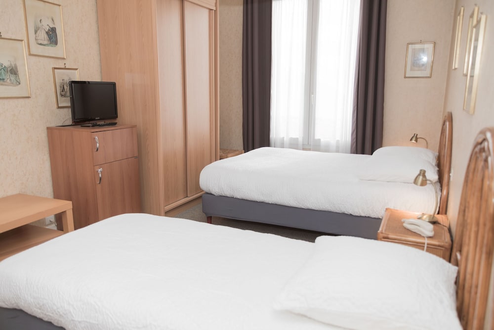 Standard Twin Room - Photo 9