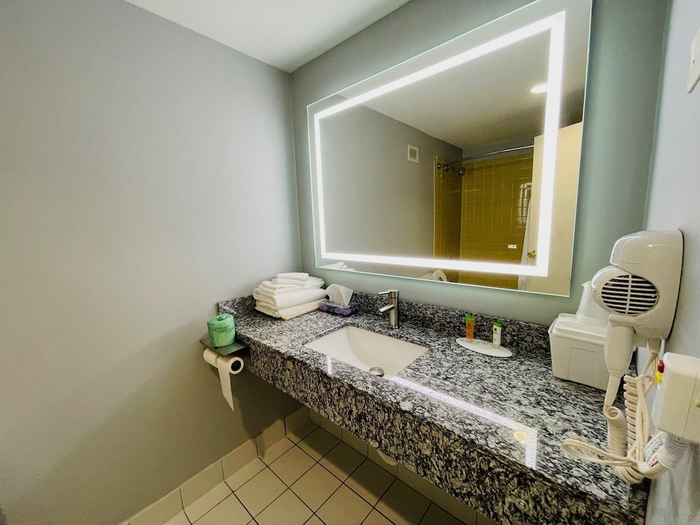 Room, 2 Double Beds - Photo 4