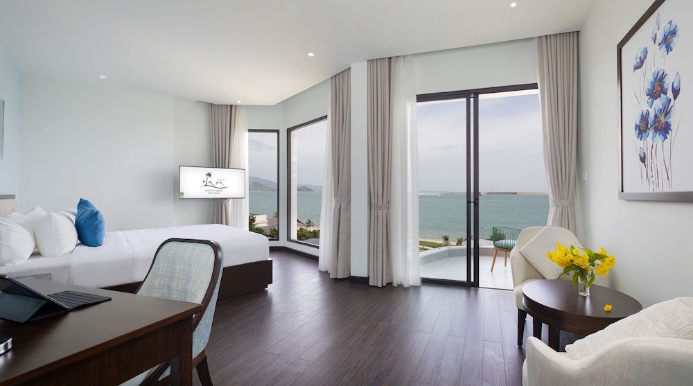 Suite, 1 King Bed, Ocean View