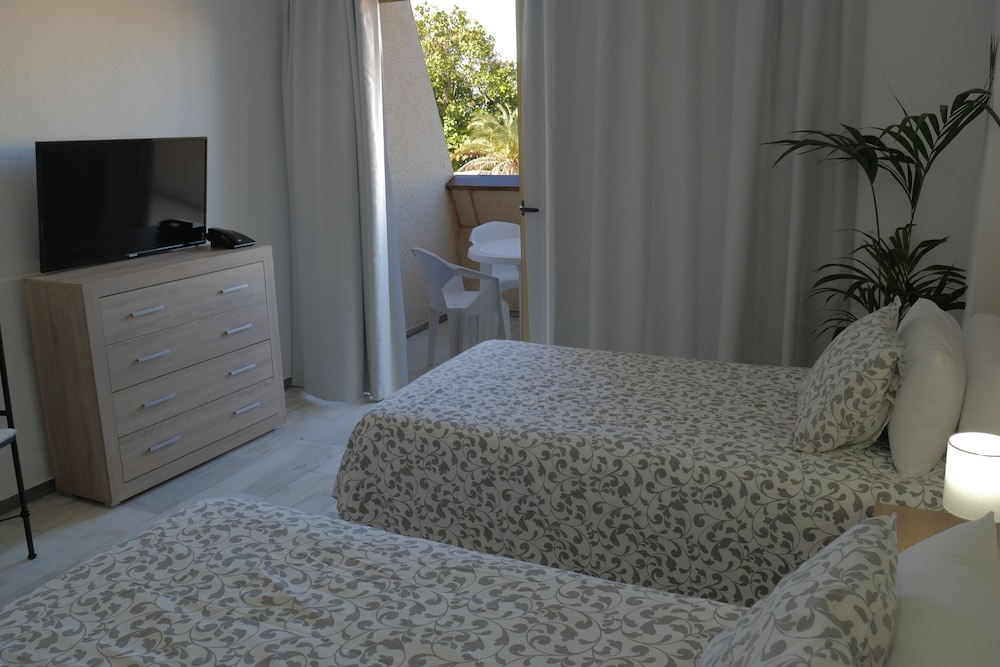 Studio, Balcony