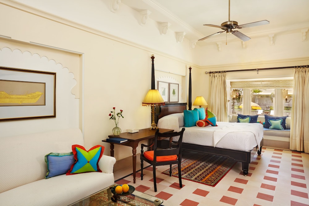 Premier Room, 1 King Bed, Pool View - Photo 2