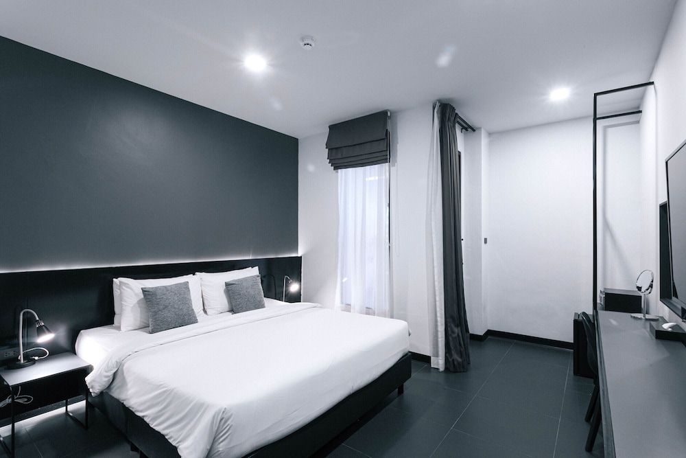 Standard Room, 1 King Bed, Non Smoking, Pool Access - Photo 1