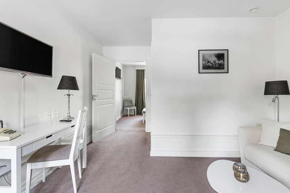 Family Room, 1 King Bed, Non Smoking photo 2