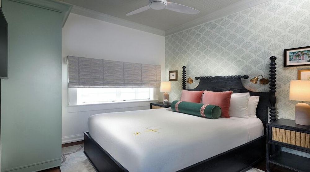 Newly Renovated - Avalon One Queen - Photo 1