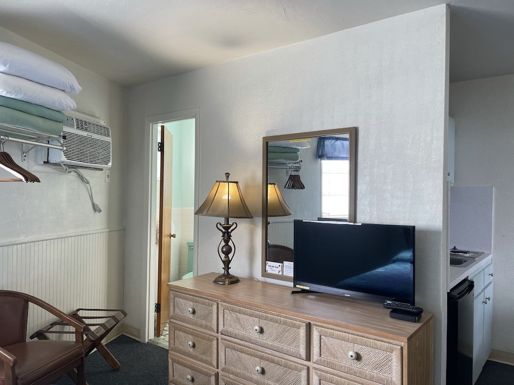 Basic Single Room, 2 Queen Beds, Kitchenette