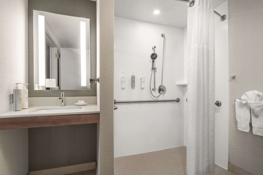 Room, Multiple Beds, Accessible (Roll-In Shower) - Photo 3