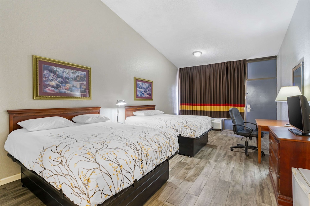 Standard Room, 2 Queen Beds, Non Smoking - Photo 1