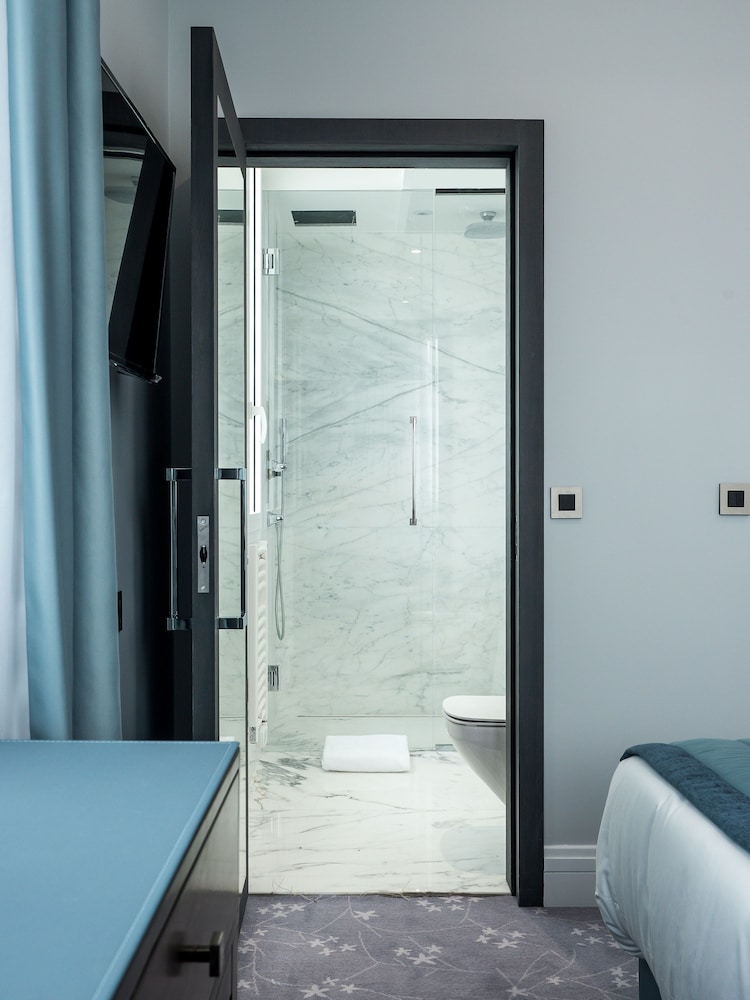 Deluxe Room, 1 Queen Bed, Pool View photo 2